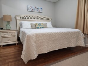 1 slaapkamer, verduisterende gordijnen, een strijkplank/strijkijzer