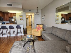 Älytelevisio, DVD-soitin, kirjoja