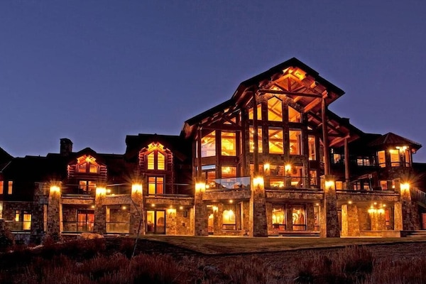 Night View of Victory Lodge.