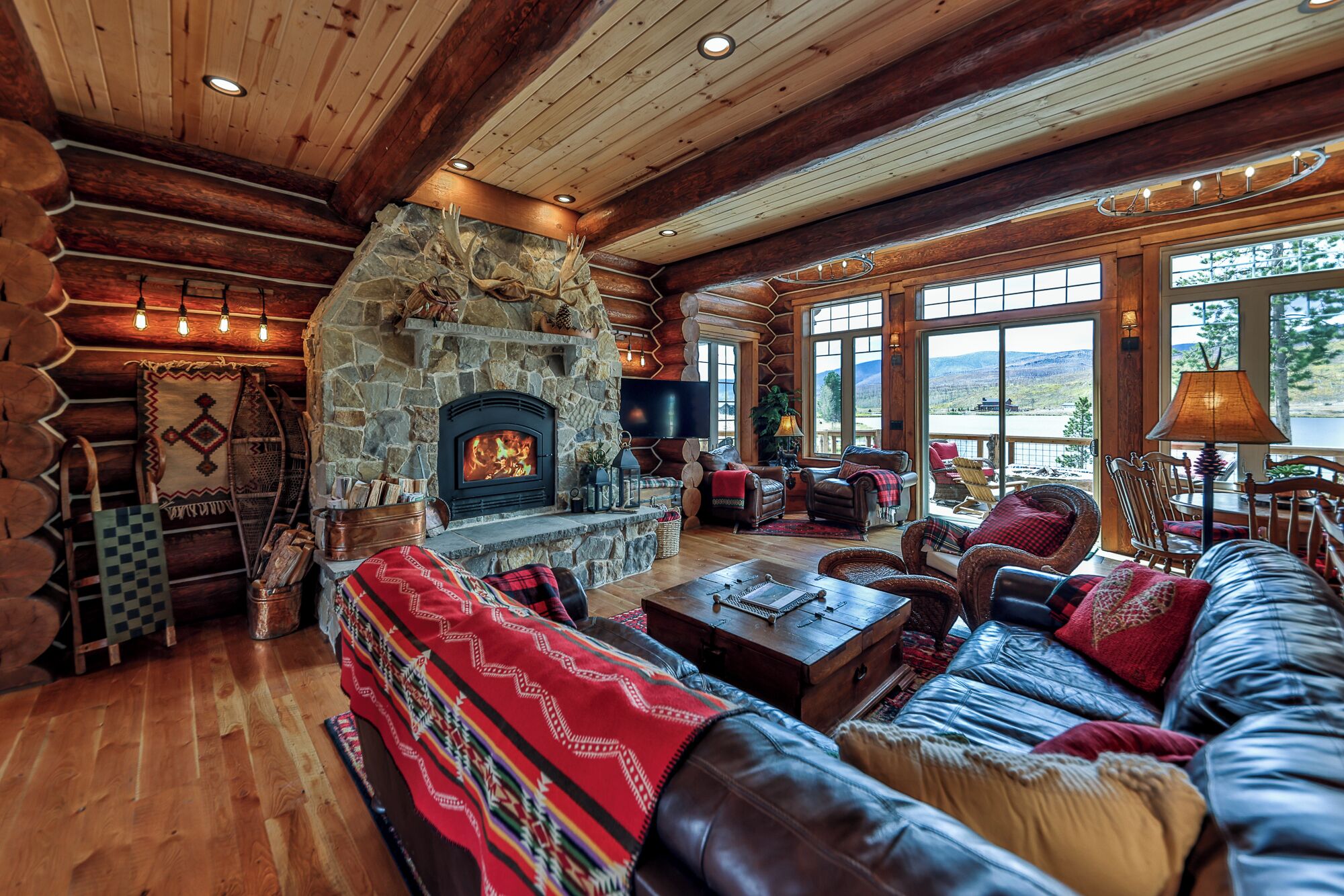 Smart-tv, een open haard en boeken