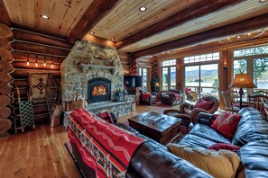 Smart TV, fireplace, books - Luxury lakefront log home w/ dock and boats bordering RMNP (Grand Lake)