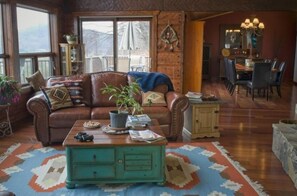 تلفزيون، مدفأة، مشغل دي في دي، كرة قدم الطاولة