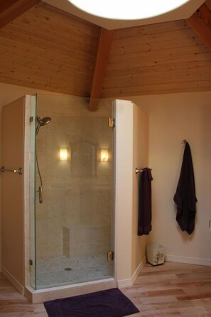Douche, sèche-cheveux, serviettes fournies, savon