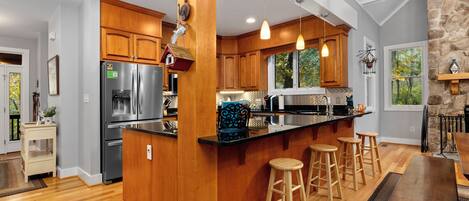 Kjøleskap, mikrobølgeovn, ovn og kokeplater