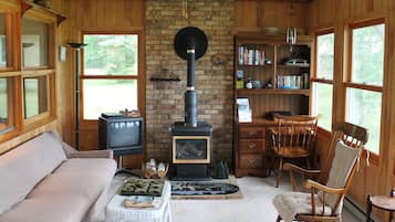 Smart TV, DVD player, table tennis, books