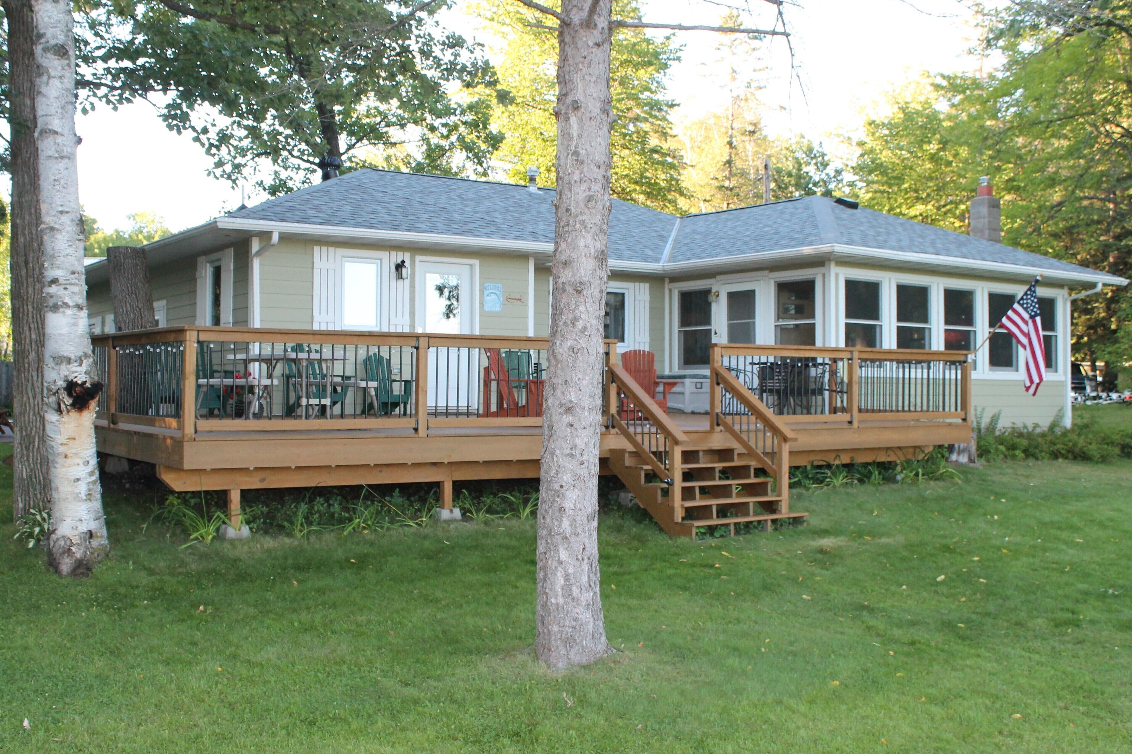 Family Cabin on Beautiful Bay Lake - Large Lakeside Deck & Yard - Private Dock