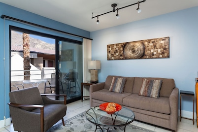 Great one bedroom condo. Walk to downtown Palm Springs!