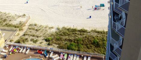 Sulla spiaggia, lettini da mare