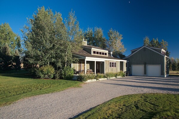Exterior - Teton View Lodge- Spacious, Peaceful, Stunning View. Hot Tub/Sauna/Steam Shower (Driggs)