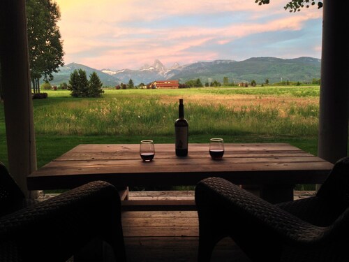 Teton View Lodge- Spacious, Peaceful, Stunning View. Hot Tub/Sauna/Steam Shower