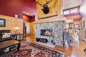 Smart TV, caminetto, lettore DVD, libri