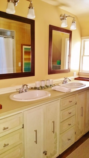 Combined shower/bathtub, hair dryer, towels, soap