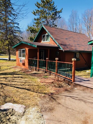 Black River Retreat (Dog Friendly!)