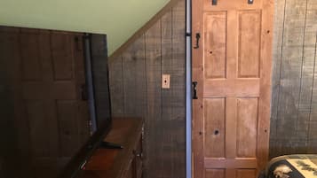2 quartos, escrivaninha, ferros/tábuas de passar roupa