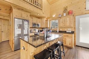 Fridge, microwave, oven, stovetop - Lazy Fox - 15 minutes to Yellowstone ~ Wifi ~ Game room. (Island Park)