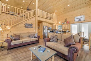 TV, fireplace - Lazy Fox - 15 minutes to Yellowstone ~ Wifi ~ Game room. (Island Park)
