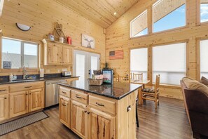 Interior - Lazy Fox - 15 minutes to Yellowstone ~ Wifi ~ Game room. (Island Park)