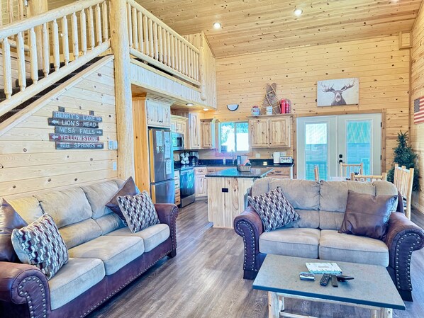 TV, fireplace, foosball - Lazy 🦊 REDUCED RATES! 15 minutes to Yellowstone ~ Covered decking ~ 🦊 (Island Park)