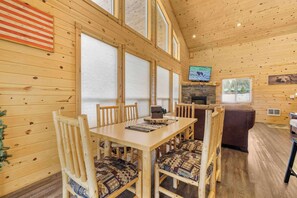 Dining - Lazy Fox - 15 minutes to Yellowstone ~ Wifi ~ Game room. (Island Park)