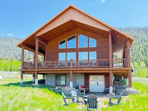 Exterior - Lazy 🦊 REDUCED RATES! 15 minutes to Yellowstone ~ Covered decking ~ 🦊 (Island Park)