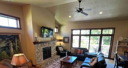 Pristine condo! Walking distance to everything in the heart of Fish Creek!