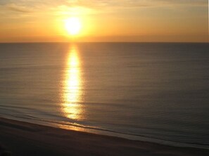 A sunset over a calm sea with a clear horizon. - Beautiful Oceanview Margate. Book now for June and July (Myrtle Beach)