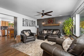 Living area - Lake Michigan Waterfront Retreat - Traverse City, MI (Traverse City)