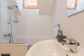 Combined shower/bathtub, hair dryer, towels, soap - Reka Hisa  River Side Chalet (Bled)