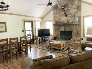 TV connectée, cheminée, lecteur de DVD, vidéothèque