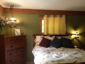 3 bedrooms, desk, iron/ironing board, travel cot