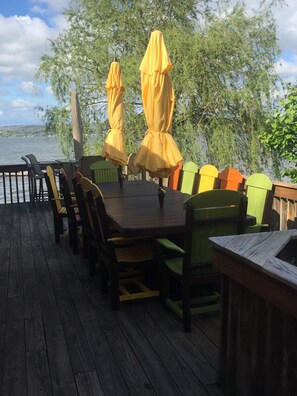 Outdoor dining - Private 70ft Lakefront Cabin,3br,3ba,Pet Friendly- Kayaks/Paddle boards provided (Ashville)