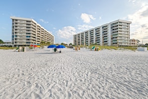 On the beach, sun loungers - Mainsail-On beach-Renovated 2BR/BA with 1 beach umbrella/chairs setup (Destin)