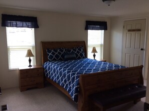 3 عدّة غرف نوم ومكواة/لوح كي وواي فاي وملاءات أسرّة