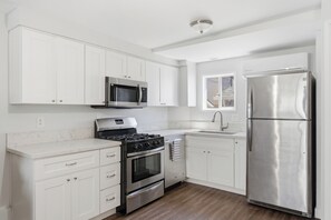 Refrigerador, microondas, horno y parrilla de estufa 