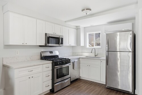 40 Steps From The Beach!! Huge Roof top views!!!
