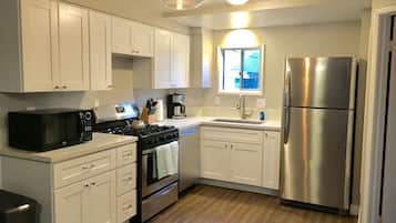 Frigorífico, microondas, horno y placa de cocina