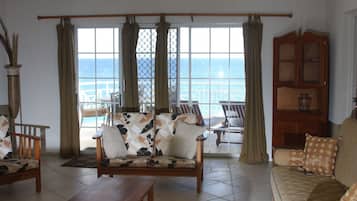 Smart TV, DVD player, books, stereo