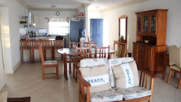 Smart TV, DVD player, livros, aparelho de som