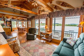 Televisión, chimenea, reproductor de DVD y videoteca 