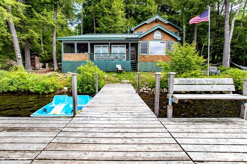 L'un des secrets les mieux gardés des lacs de Belgrade, très privé et à 10 pieds du bord de l'eau