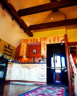 Refrigerador, horno, parrilla de estufa y cafetera y tetera