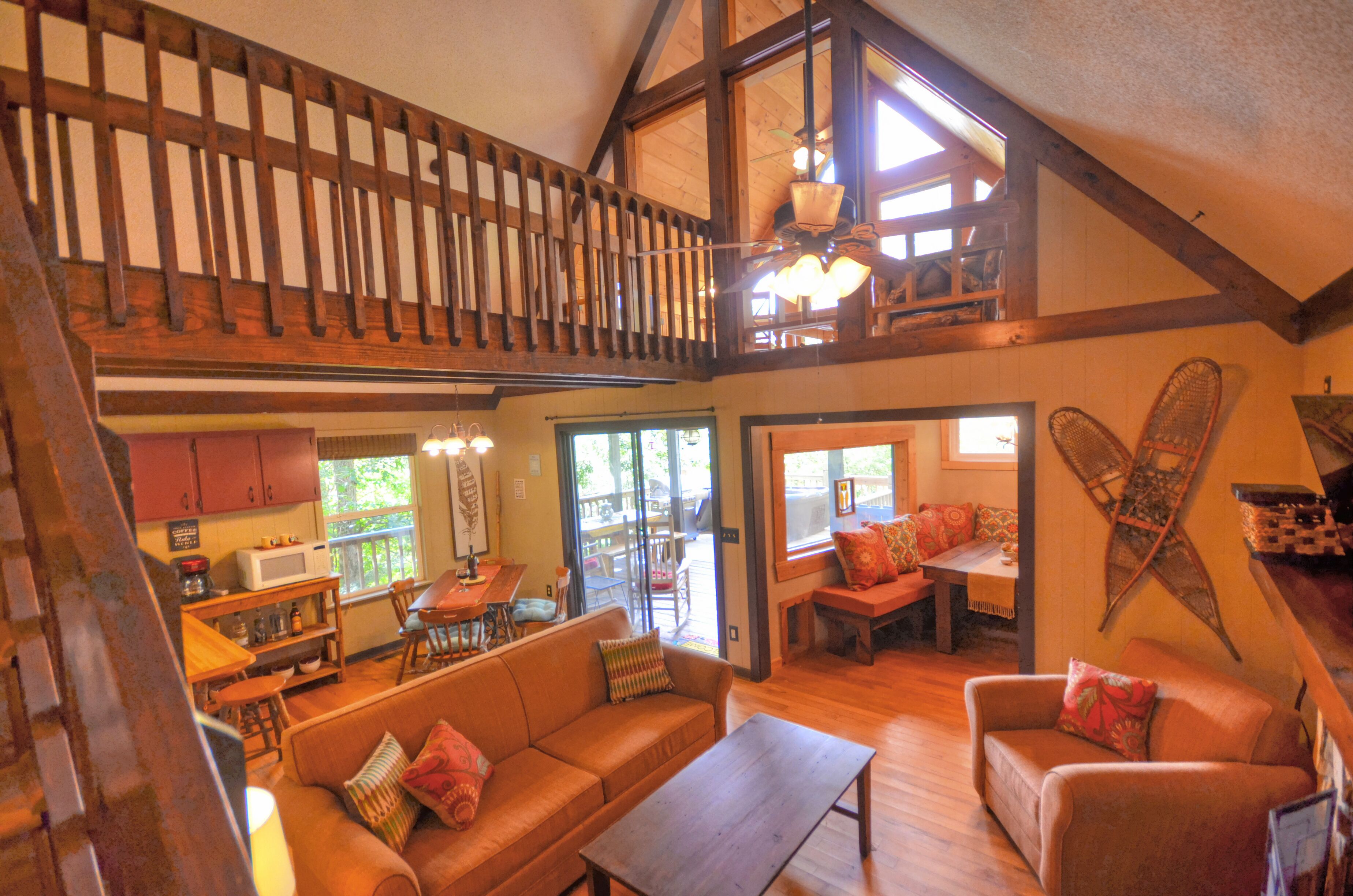 Pet Friendly. Hot Tub. Fireplace. Grill. Outdoor Firepit. WIFI. Community Lake.