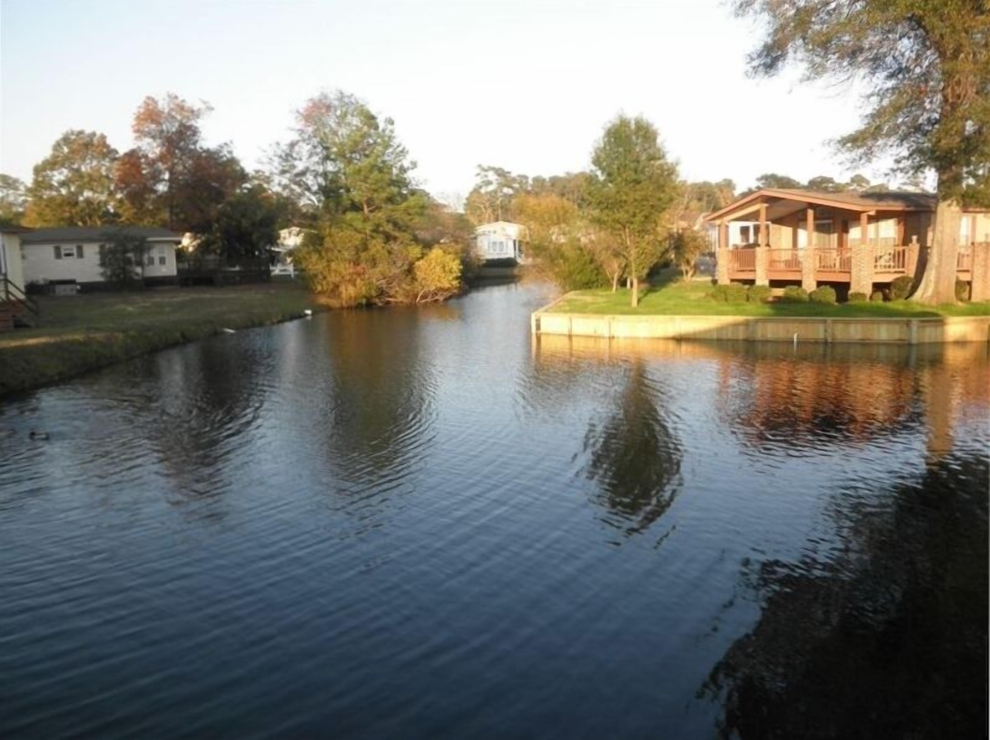 Lakefront Cottage with a Wonderful View, Wifi, Linens and Golf Cart