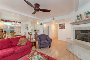 Een smart-tv, een open haard, een dvd-speler en boeken