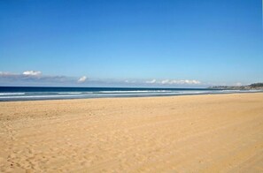 Vlak bij het strand, ligstoelen aan het strand, strandlakens