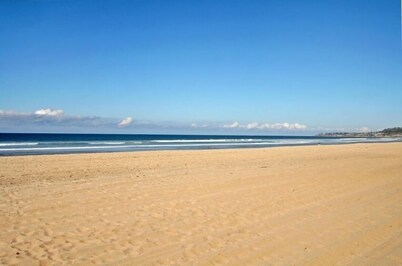 Charming 2 Bedroom/2 Bath with Fireplace, Beach is 2 min Walk