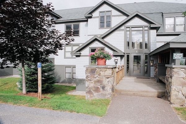 Beautiful condo front!