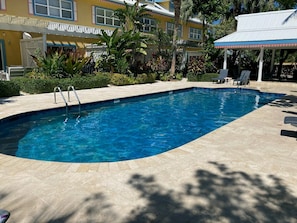 Een buitenzwembad en een verwarmd zwembad