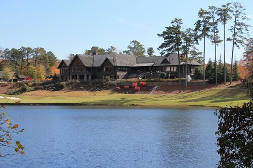 Chalet järvelle ja vuorille näköalalla iso kanootti