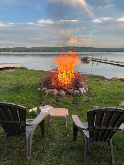 Quaint Lakefront Escape, private shoreline, Dock, Kayaks, Sleeps 6 Near Petoskey